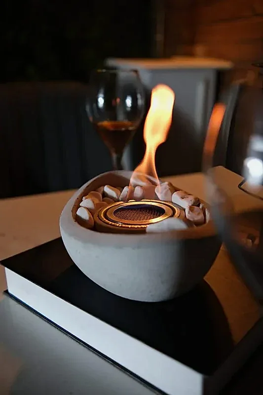 Beyaz Taşlı Modern Masaüstü Beton Şömine Beyaz