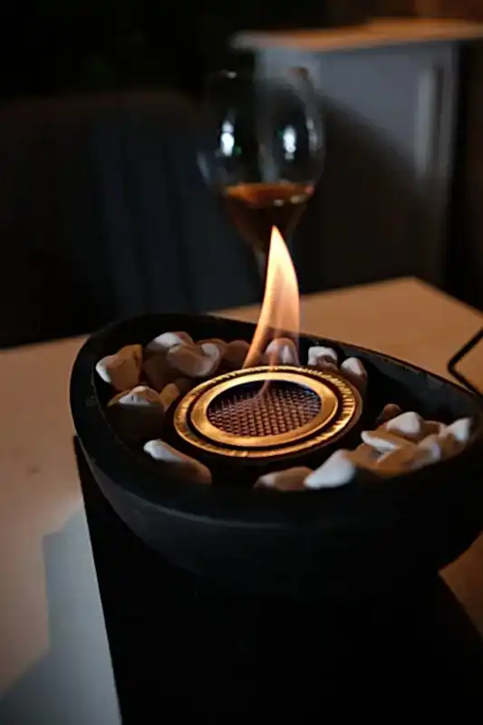 Beyaz Taşlı Modern Masaüstü Beton Şömine Siyah