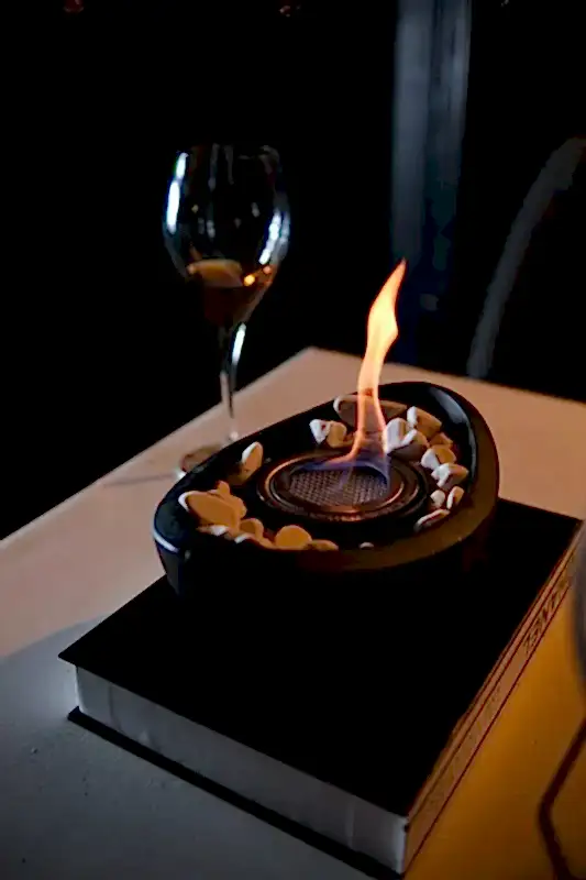 Beyaz Taşlı Modern Masaüstü Beton Şömine Siyah